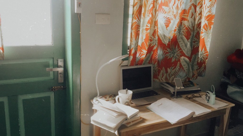 Mình yêu những chiếc bàn&nbsp;học