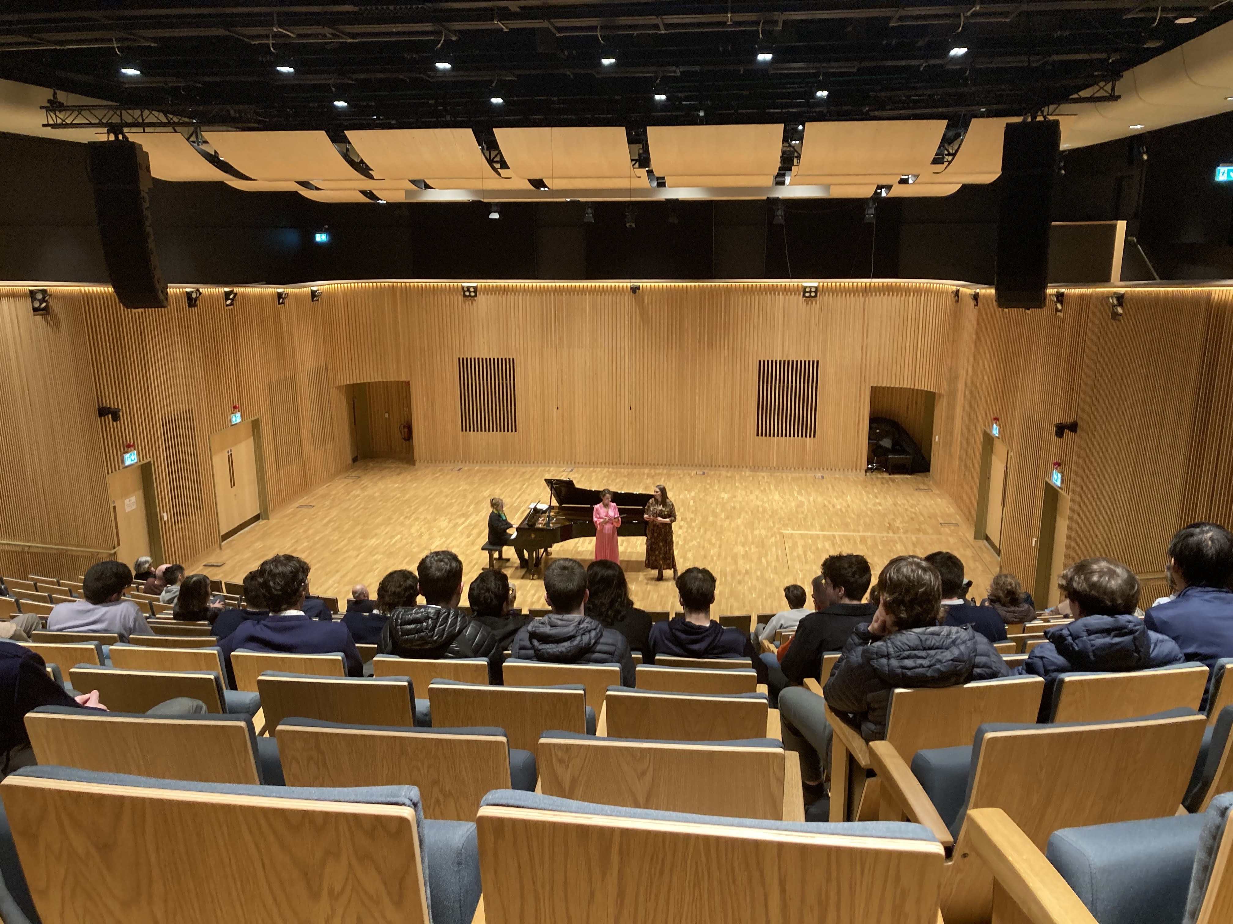 một tháng giúp đỡ – khi công việc không còn là việc