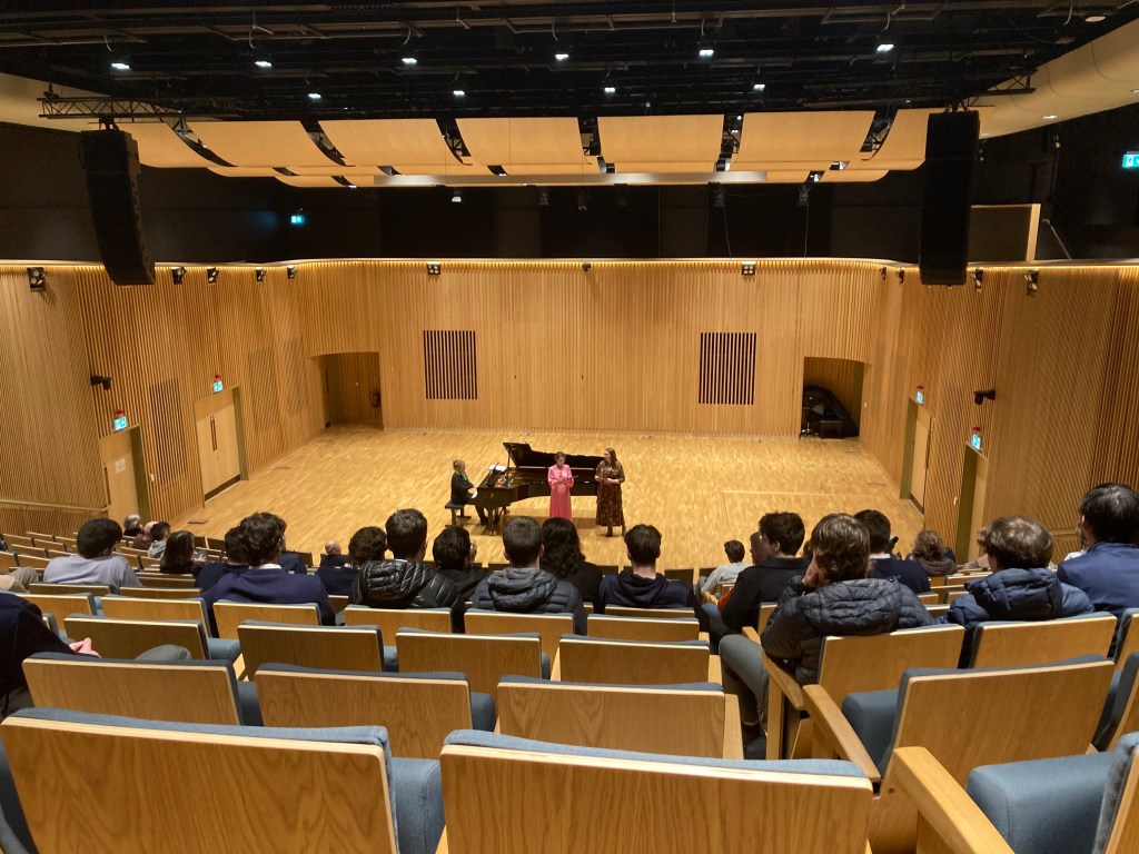 một tháng giúp đỡ – khi công việc không còn là&nbsp;việc